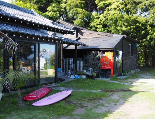 The Kaigan Brewery farmhouse in Minamiboso, surfboards on the grass outside